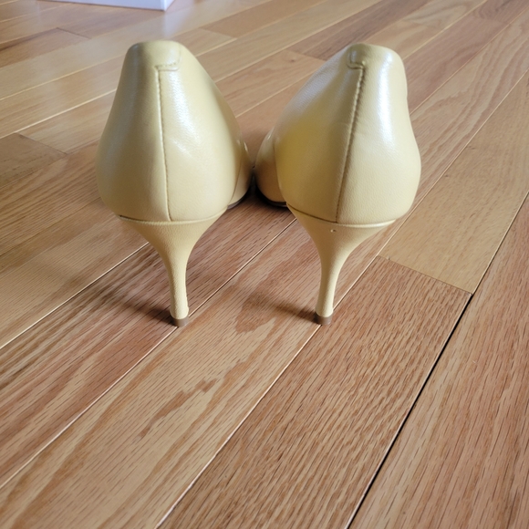NIB!! Nine West NW NAEMA Yellow Open Toe Pumps - Picture 8 of 12